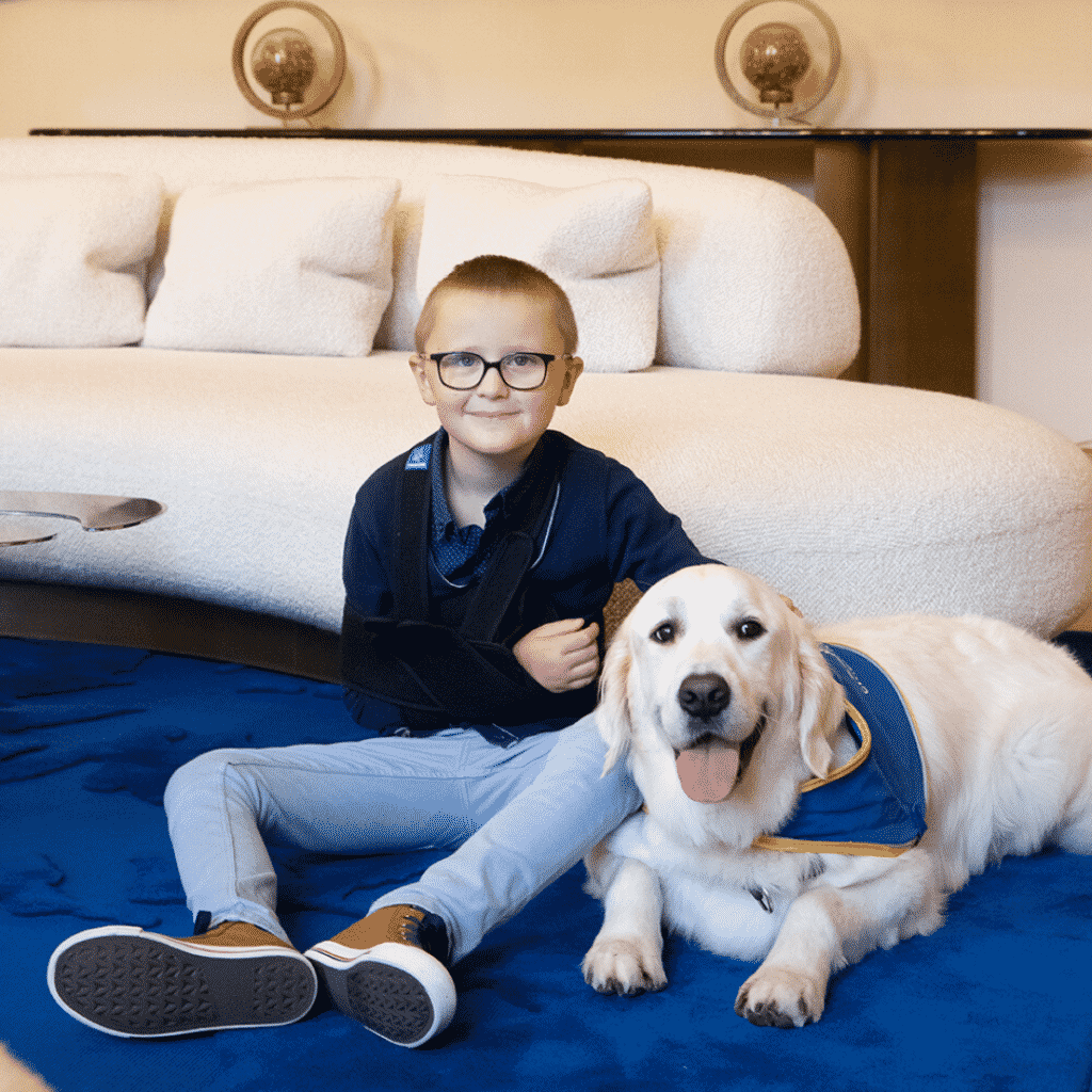 Pesto et son chien d'assistance HANDI'CHIENS Pesto