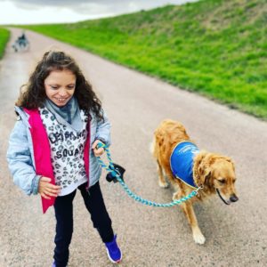 Léana marche avec Joggy