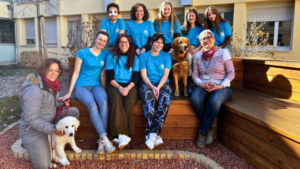 en t-shirt bleu Handi’Chiens les membres du PCE, à gauche Loréna avec Triumph, à droite Isabelle avec Tonga