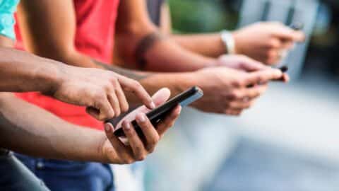 Usage de smartphone pour envoyer un don par SMS