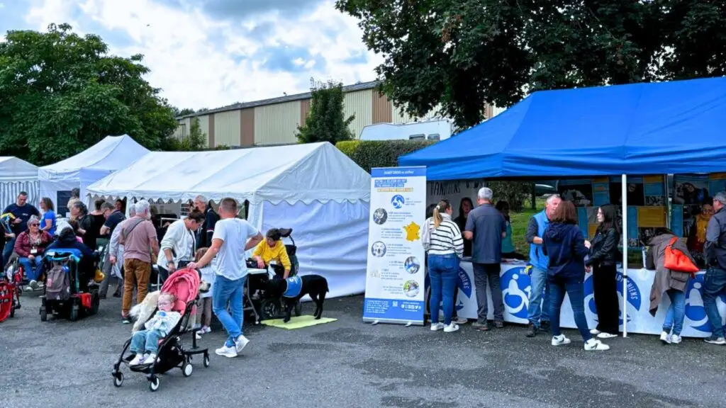 Journée portes ouvertes au centre HANDI'CHIENS de Saint-Brandan en Bretagne avec des bénéficiaires de chiens d'assistance , des bénévoles et des personnes qui viennent découvrir l'association et les chiens d'assistance