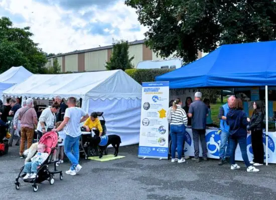 Journée portes ouvertes au centre HANDI'CHIENS de Saint-Brandan en Bretagne avec des bénéficiaires de chiens d'assistance , des bénévoles et des personnes qui viennent découvrir l'association et les chiens d'assistance