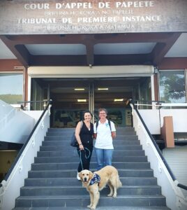 Ukyo, chien d’assistance judiciaire présenté au Palais de justice de Papeete